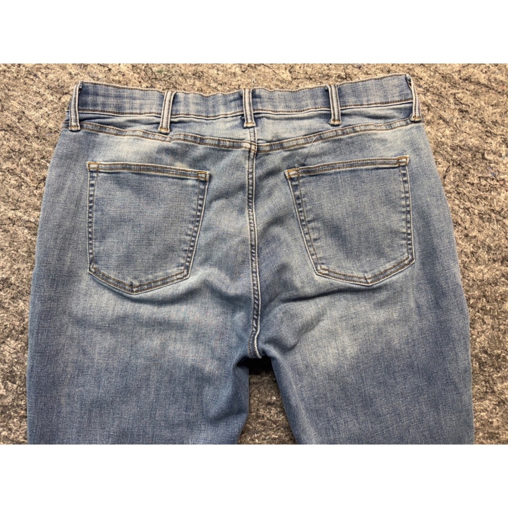 Old Navy 360 Stretch Straight Leg Jeans Mens 38x30 Light Wash Blue Denim Comfort - Picture 13 of 13